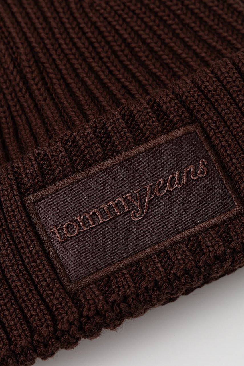 Хлопковая шапка Tommy Jeans цвет коричневый AW0AW17909 Хлопковая шапка Tommy Jeans цвет коричневый AW0AW17909