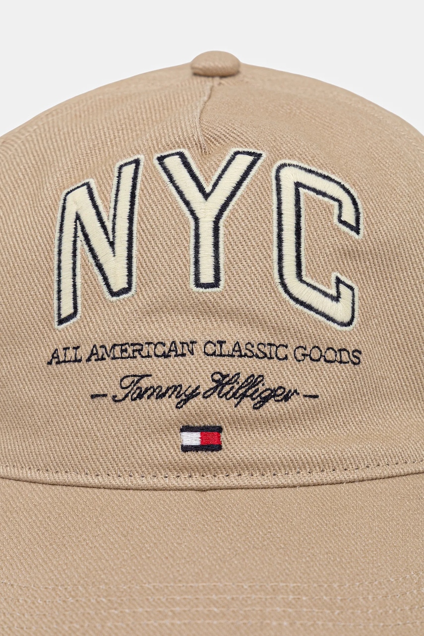 Хлопковая кепка Tommy Hilfiger цвет бежевый с аппликацией AM0AM13562 Хлопковая кепка Tommy Hilfiger цвет бежевый с аппликацией AM0AM13562