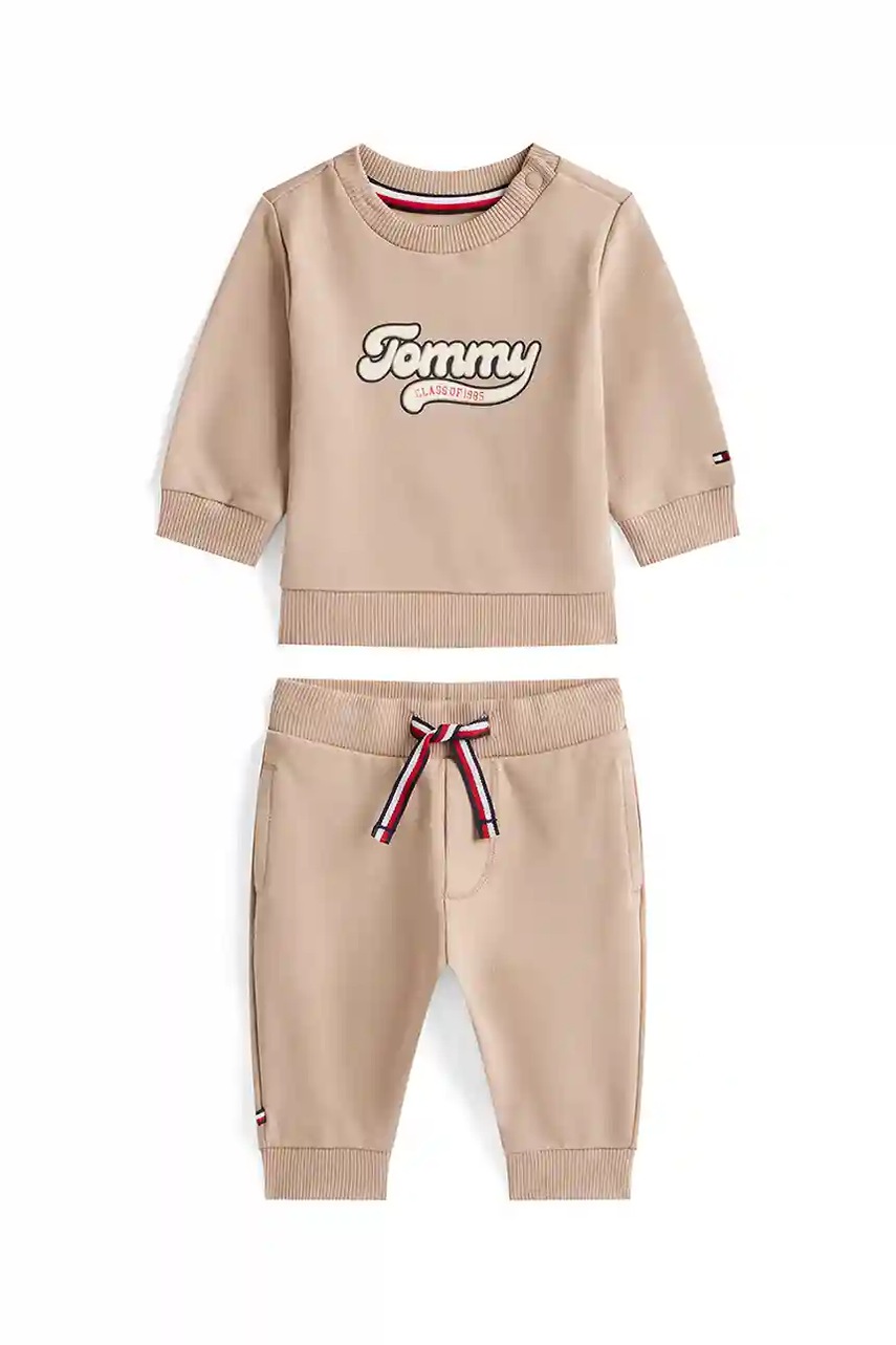 Levně Kojenecká tepláková souprava Tommy Hilfiger hnědá barva, KN0KN02109