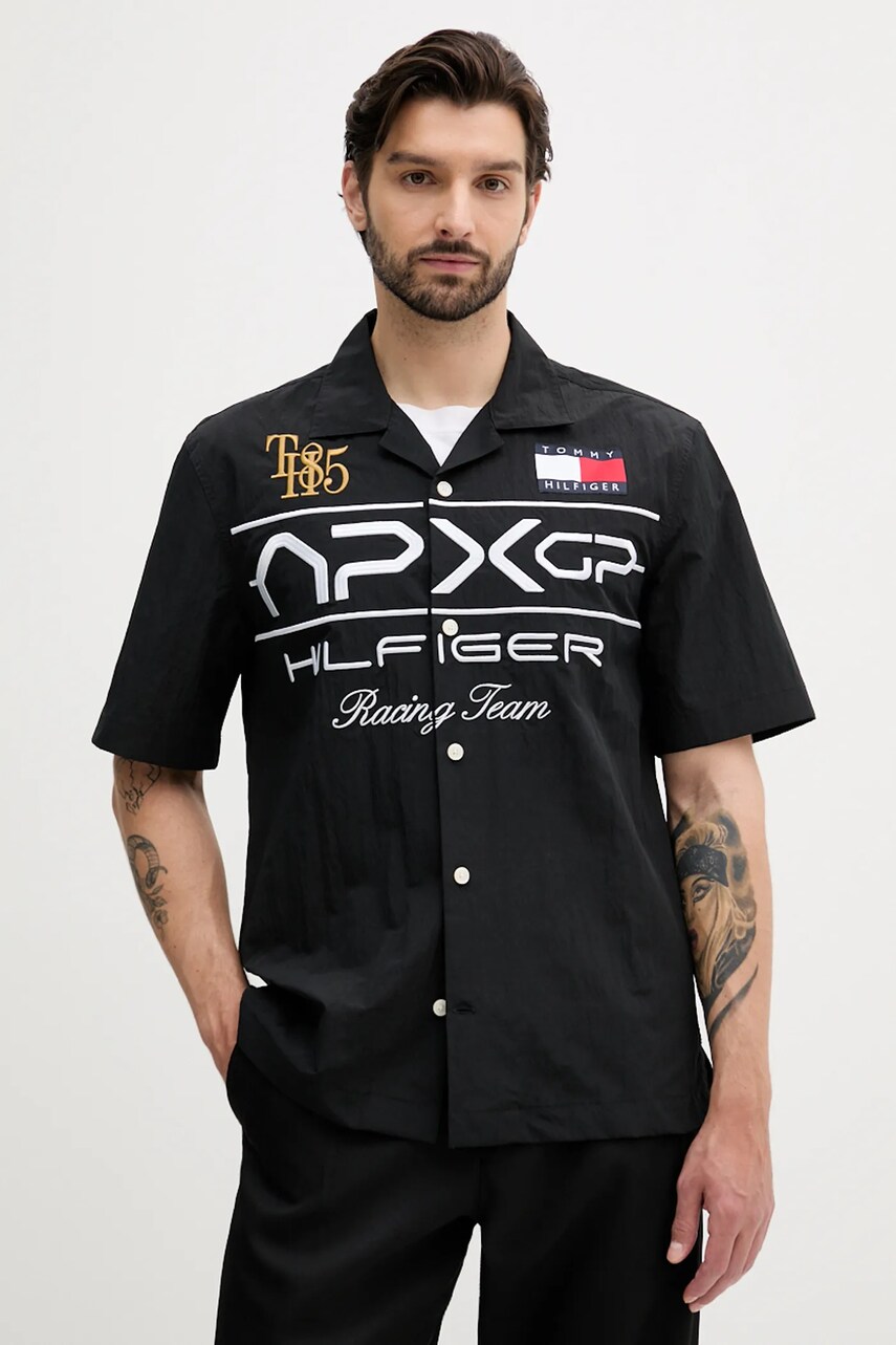 Levně Košile Tommy Hilfiger x F1 THE MOVIE pánská, černá barva, relaxed, MW0MW41376