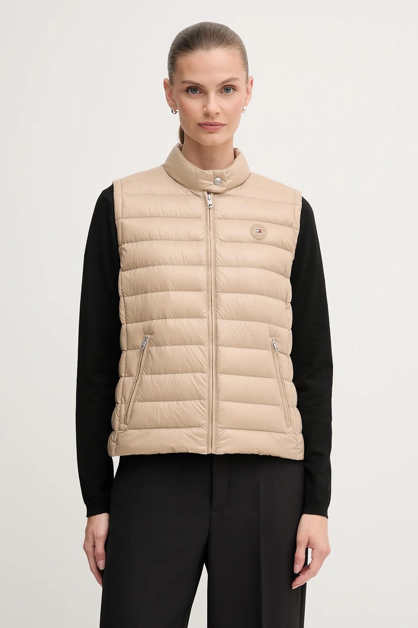 Levně Péřová vesta Tommy Hilfiger béžová barva, přechodná, WW0WW45499