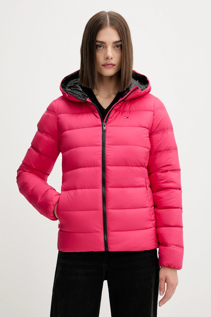 Levně Péřová bunda Tommy Jeans červená barva, zimní, DW0DW21617