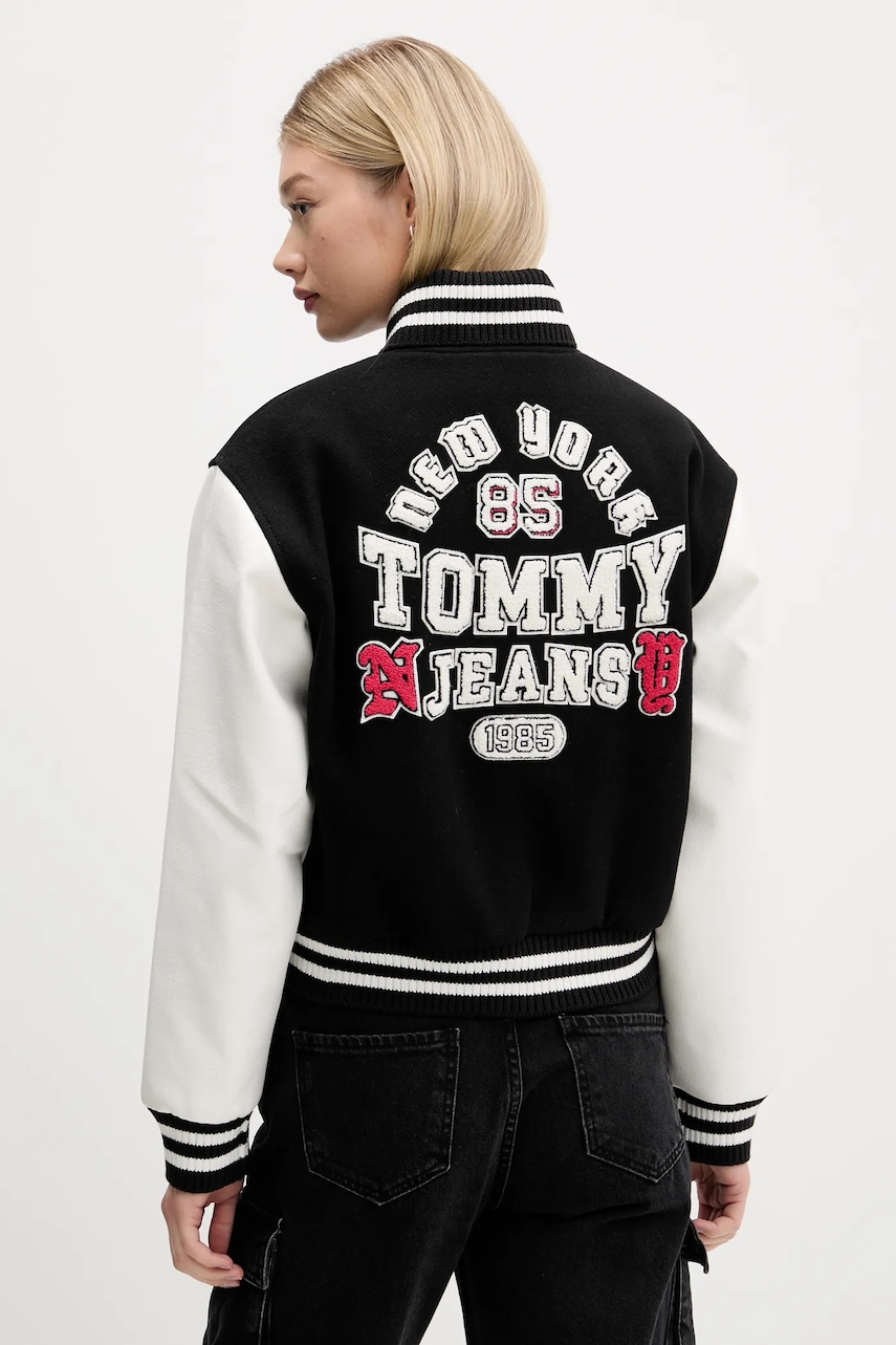 Levně Bomber bunda s vlnou Tommy Jeans černá barva, DW0DW21628