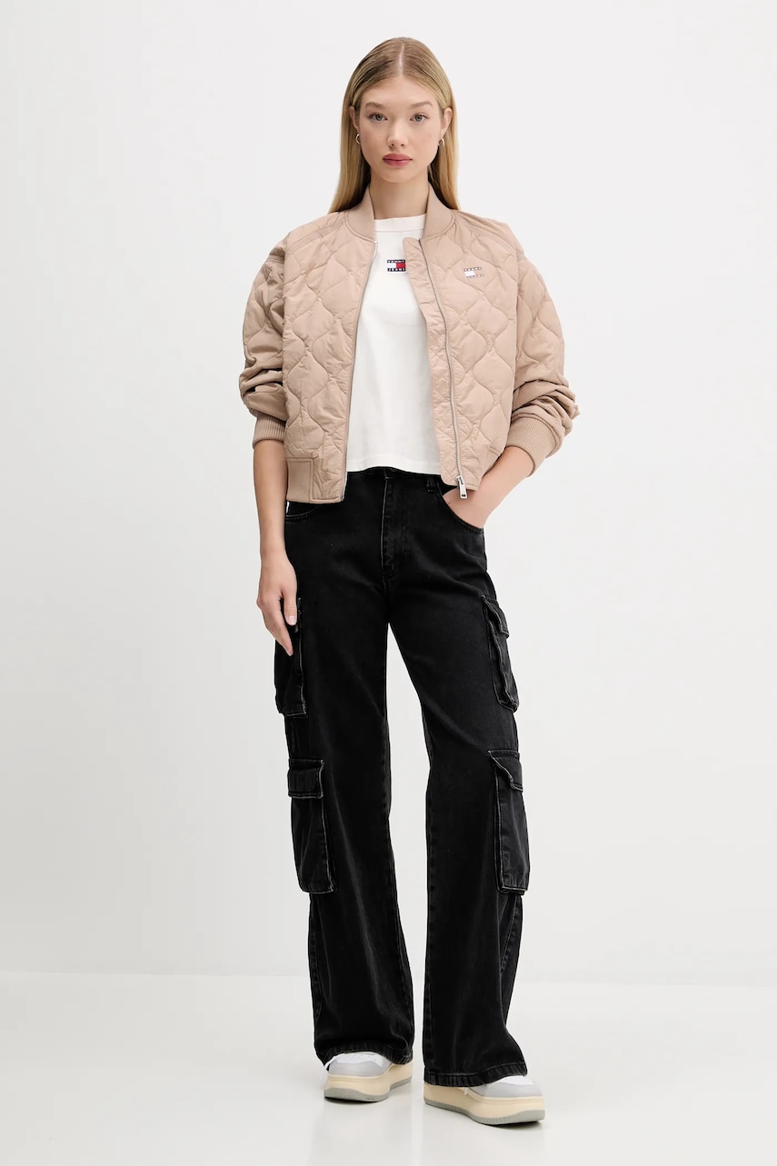 Куртка-бомбер Tommy Jeans цвет бежевый демисезонная DW0DW21631 Куртка-бомбер Tommy Jeans цвет бежевый демисезонная DW0DW21631
