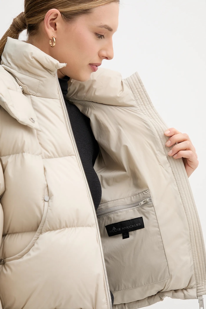 Μπουφάν με επένδυση από πούπουλα MOOSE KNUCKLES Akai χρώμα: μπεζ, M35LJ130 φωτογραφία