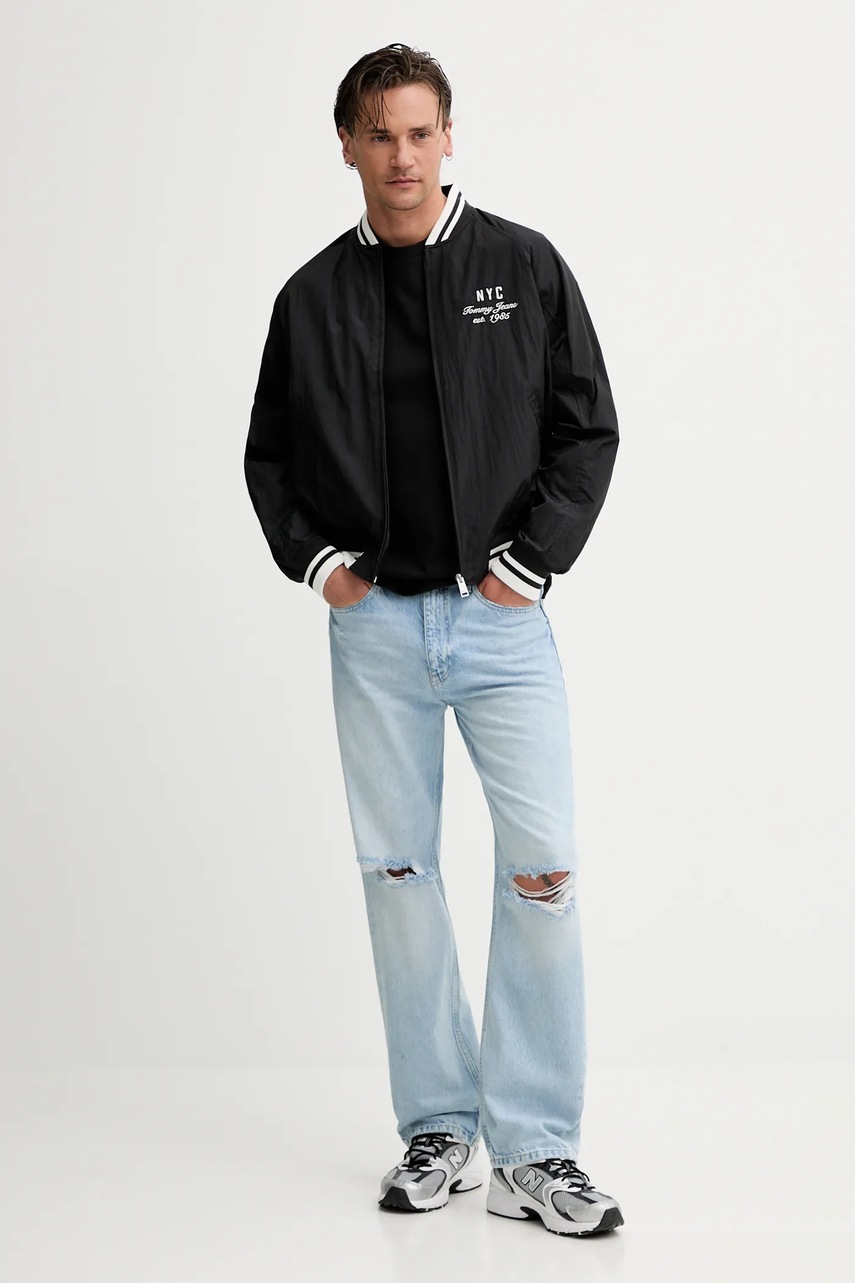 Куртка-бомбер Tommy Jeans цвет чёрный переходная DM0DM21668