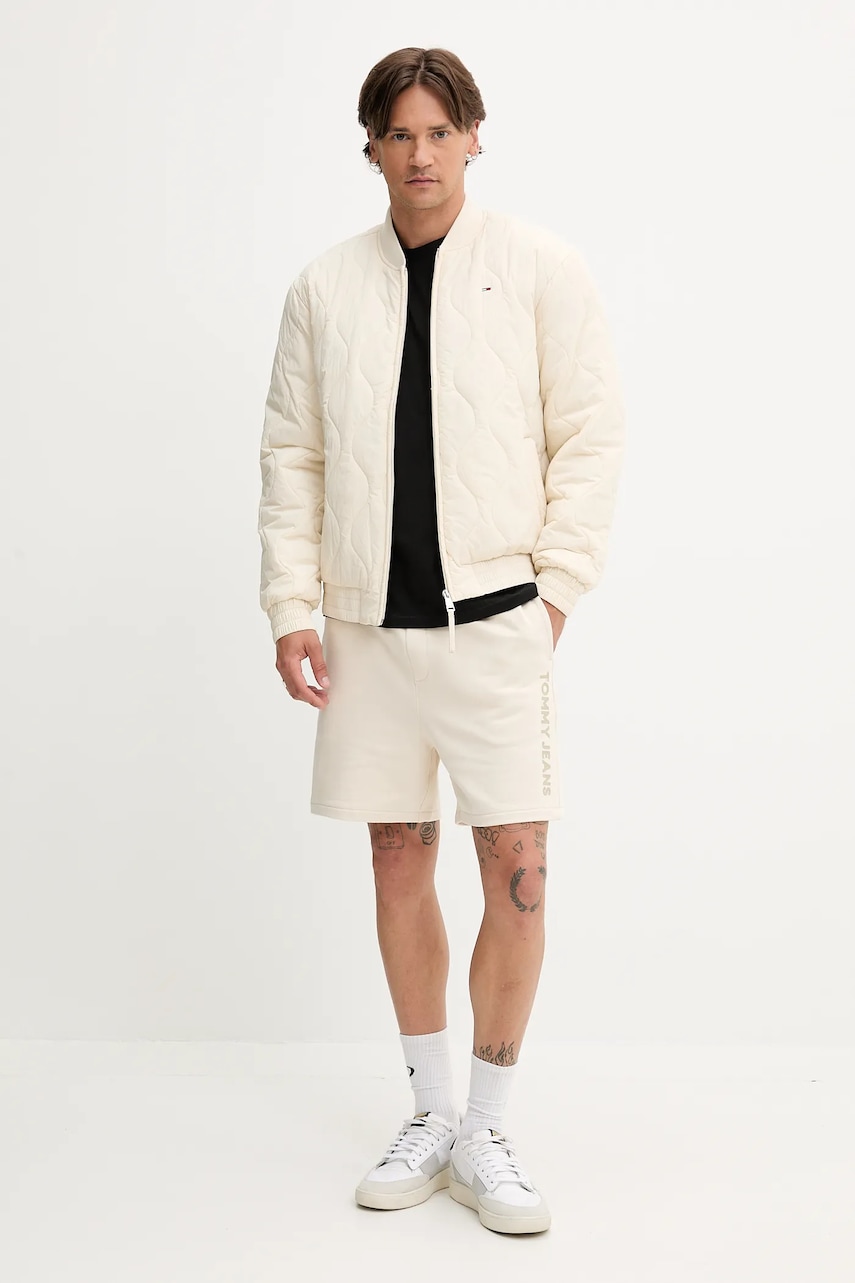 Куртка-бомбер Tommy Jeans цвет бежевый переходная DM0DM21685 Куртка-бомбер Tommy Jeans цвет бежевый переходная DM0DM21685
