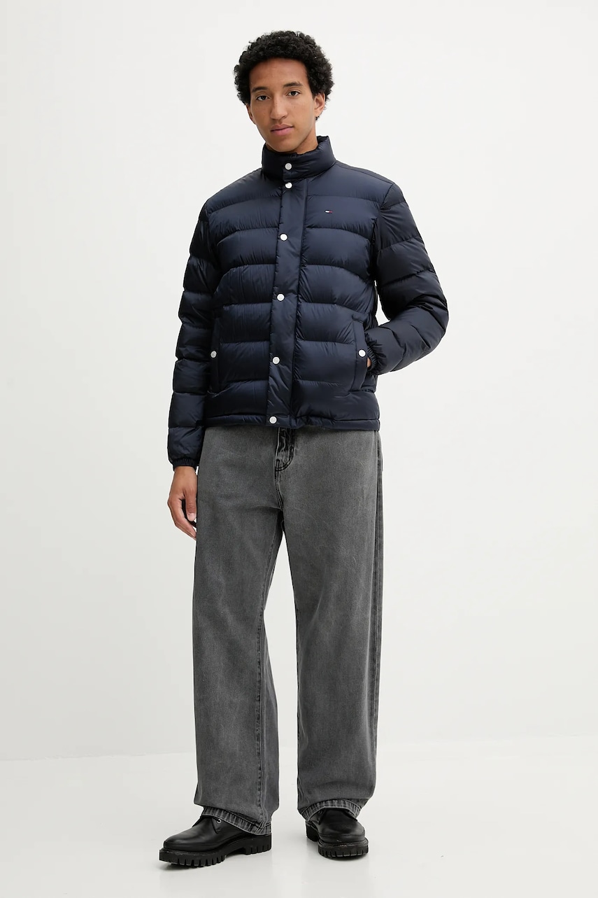 Пуховая куртка Tommy Jeans цвет синий зимняя DM0DM21937 Пуховая куртка Tommy Jeans цвет синий зимняя DM0DM21937