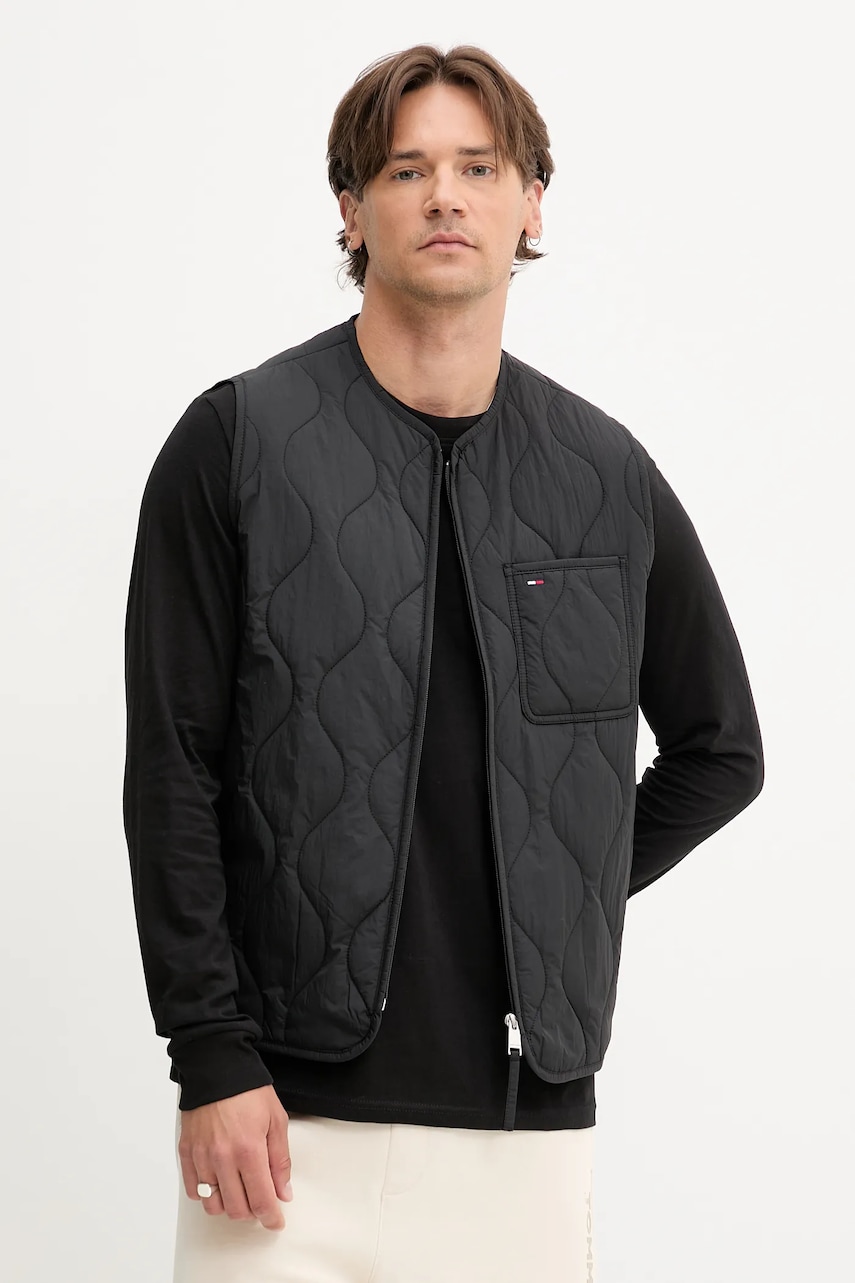 Levně Vesta Tommy Jeans pánská, černá barva, přechodná, DM0DM21677
