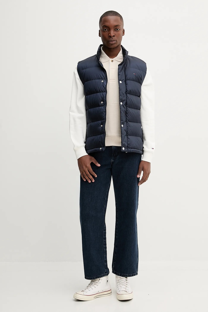 Пуховая безрукавка Tommy Jeans цвет синий зимняя DM0DM21777