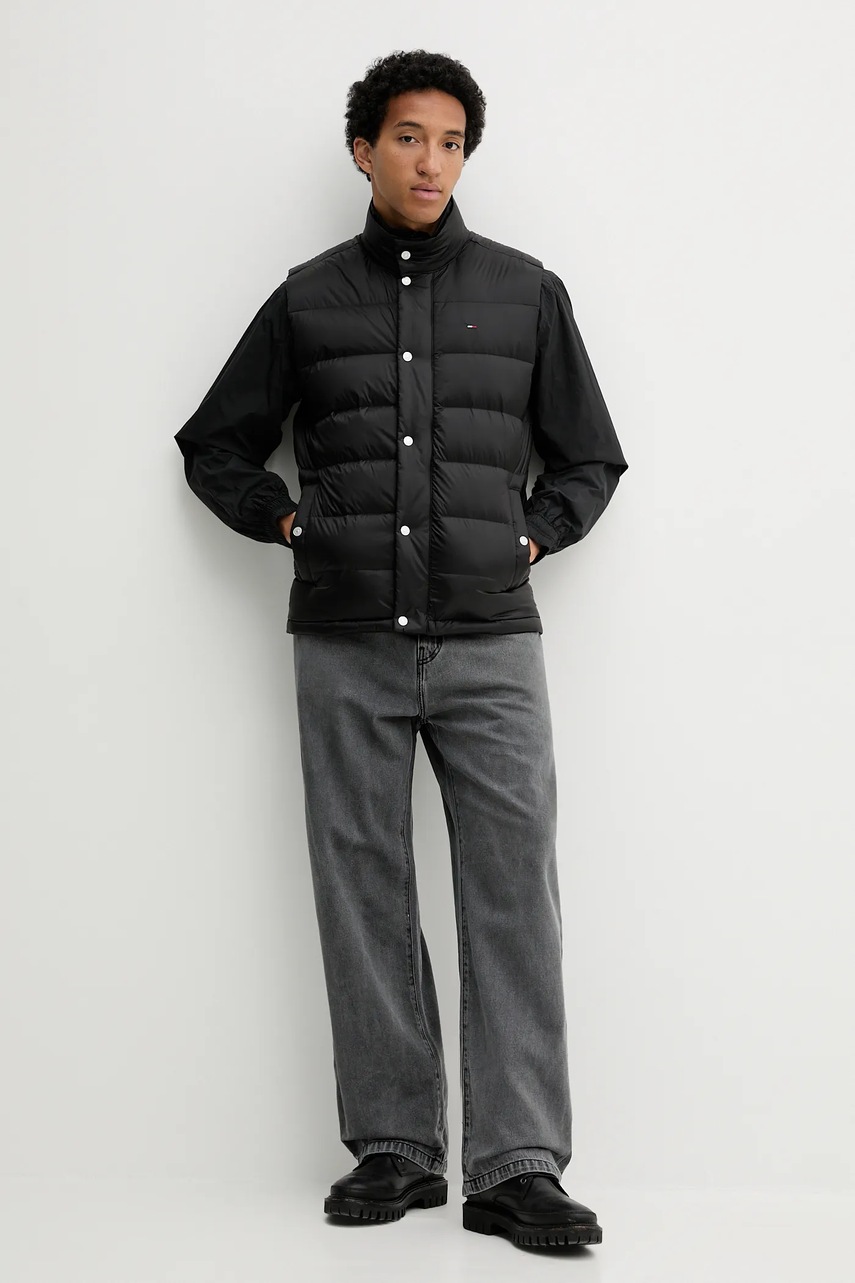 Пуховая безрукавка Tommy Jeans цвет чёрный зимняя DM0DM21777