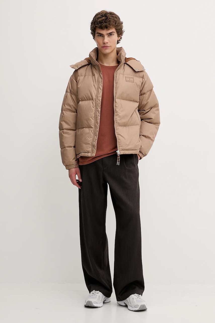 Пуховая куртка Tommy Jeans цвет коричневый зимняя DM0DM22036 Пуховая куртка Tommy Jeans цвет коричневый зимняя DM0DM22036