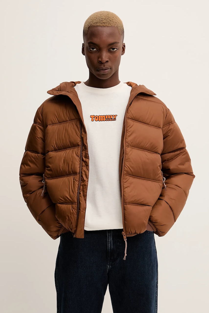 Tommy Jeans geacă culoarea maro, de iarnă, DM0DM22044