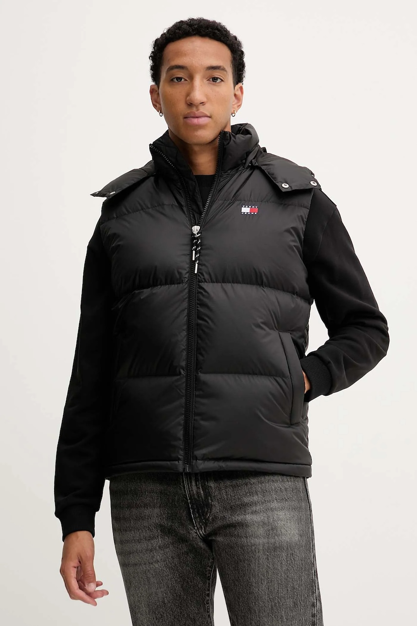 Levně Péřová vesta Tommy Jeans černá barva, zimní, DM0DM22068