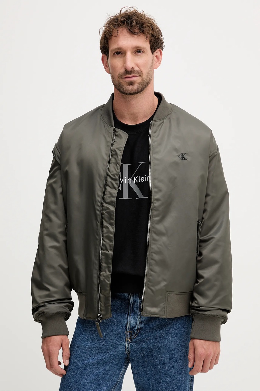 Levně Bomber bunda Calvin Klein Jeans zelená barva, přechodná, oversize, LV04RC526G