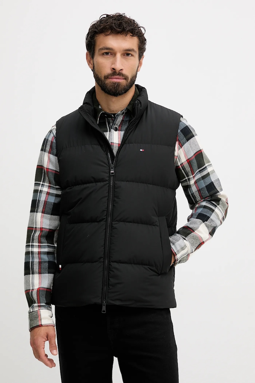 Levně Péřová vesta Tommy Hilfiger černá barva, zimní, MW0MW40607
