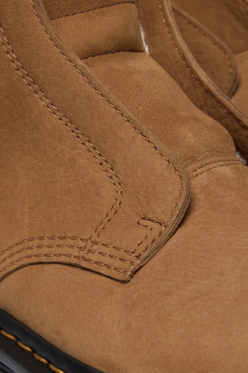 Nubukové boty Dr. Martens ZebZag Lace Less Warm Lined (obrázek 4)