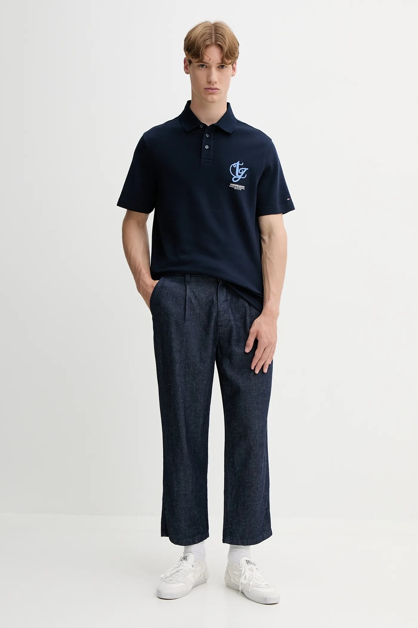 Хлопковое поло Tommy Jeans цвет синий с аппликацией DM0DM21909