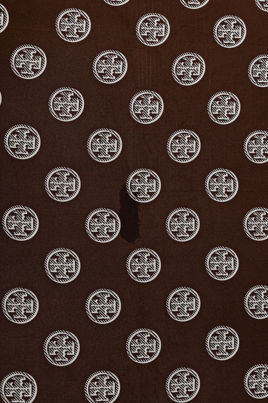 Шелковый платок Tory Burch Medallion цвет коричневый узор 171200-200 Шелковый платок Tory Burch Medallion цвет коричневый узор 171200-200