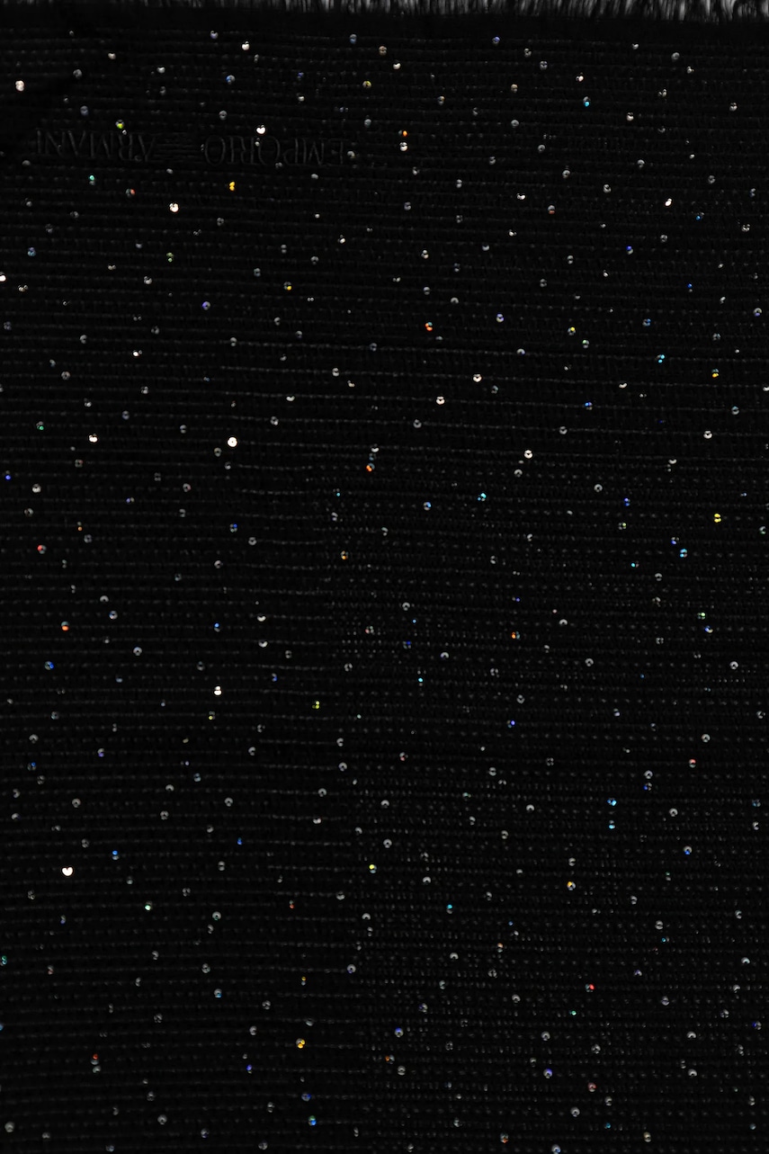 Платок с добавлением шерсти Emporio Armani цвет чёрный с аппликацией EW003169 AF20048