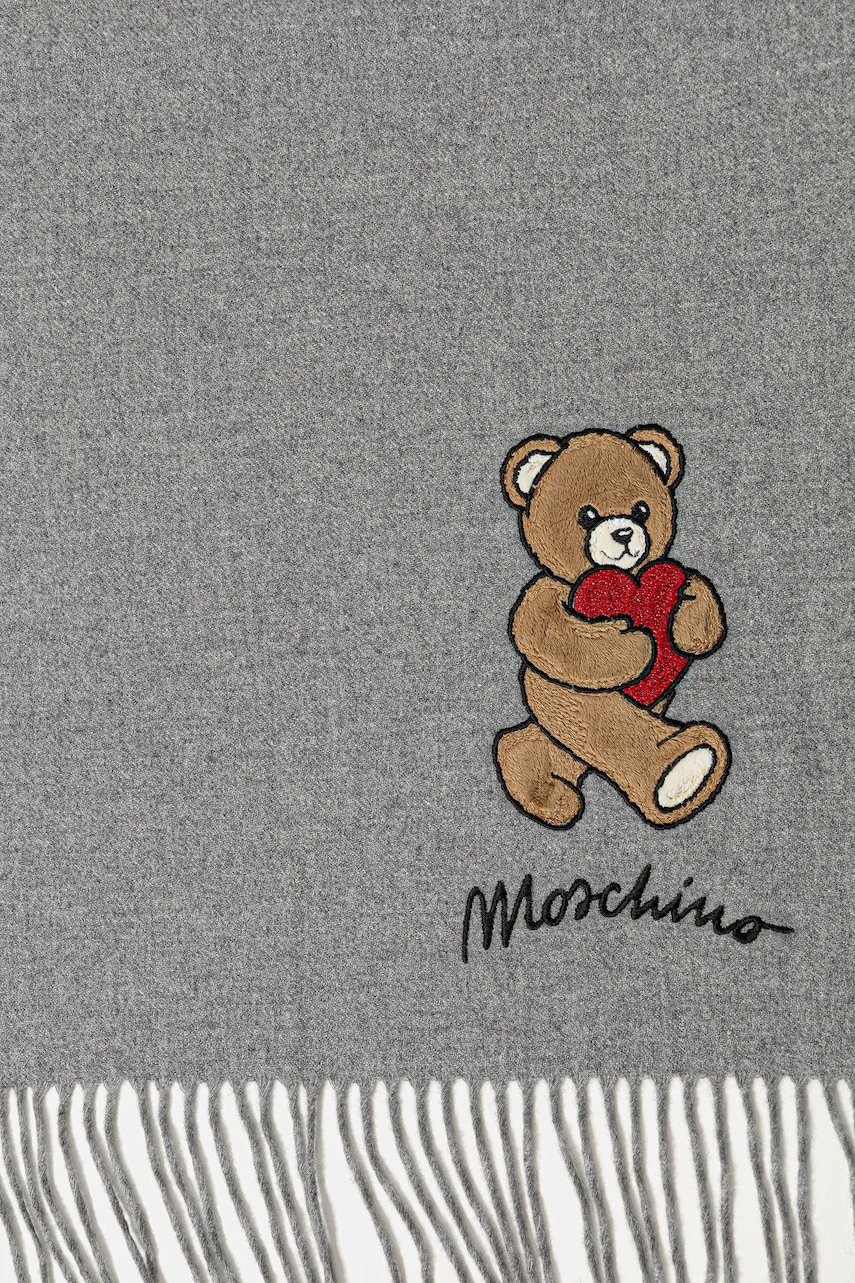 Шерстяной шарф Moschino цвет серый с аппликацией M3330 30835 Шерстяной шарф Moschino цвет серый с аппликацией M3330 30835