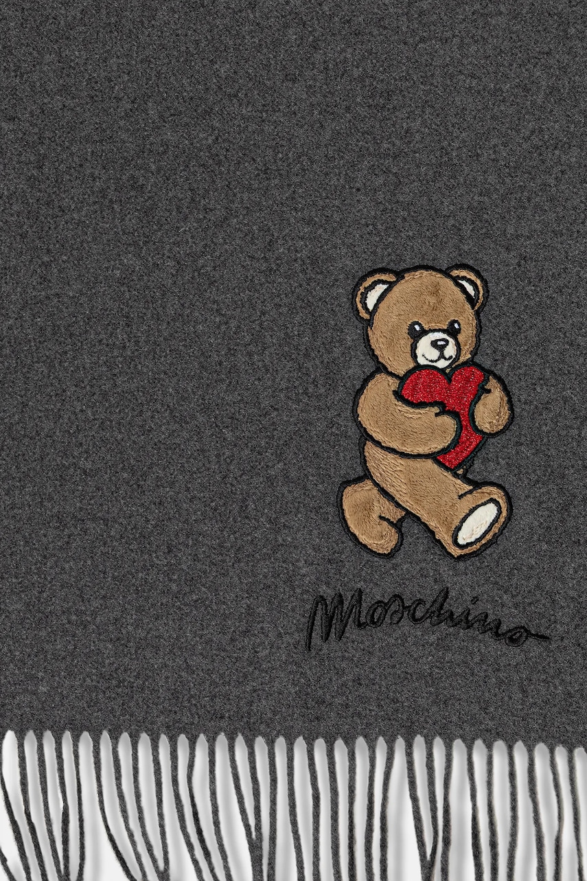 Шерстяной шарф Moschino цвет серый с аппликацией M3330 30835 Шерстяной шарф Moschino цвет серый с аппликацией M3330 30835