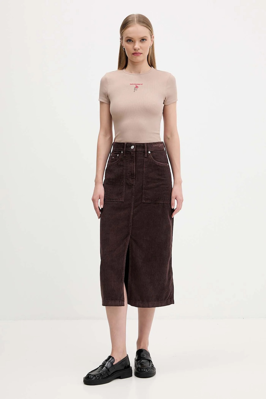 Вельветовая юбка Tommy Jeans цвет коричневый midi расклешённая DW0DW21708 Вельветовая юбка Tommy Jeans цвет коричневый midi расклешённая DW0DW21708