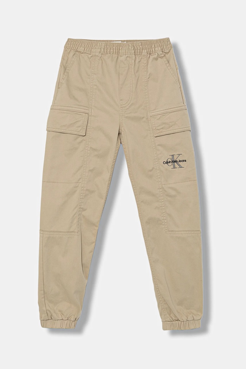 Levně Dětské kalhoty Calvin Klein Jeans CARGO béžová barva, s aplikací, IB0IB02270