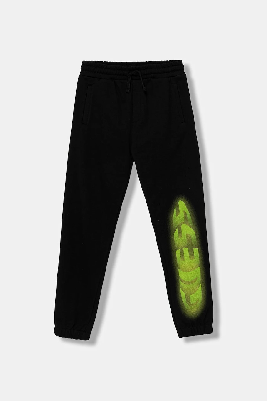 Levně Dětské bavlněné tepláky Guess černá barva, s potiskem, L5YQ11 KAD74