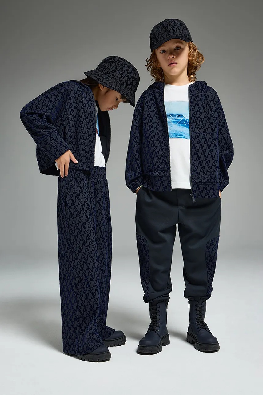 Детские спортивные штаны Emporio Armani цвет синий с аппликацией EB000532 AF16154 Детские спортивные штаны Emporio Armani цвет синий с аппликацией EB000532 AF16154