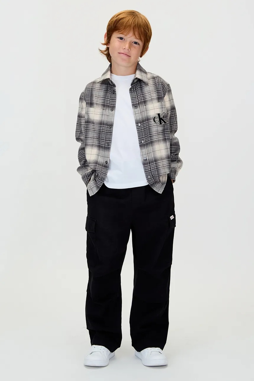 Levně Kalhoty Calvin Klein Jeans černá barva, IB0IB02555