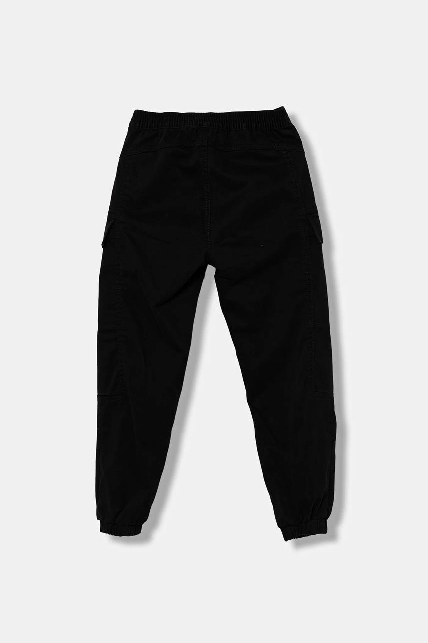 Детские брюки Calvin Klein Jeans цвет чёрный с аппликацией IB0IB02597 Детские брюки Calvin Klein Jeans цвет чёрный с аппликацией IB0IB02597