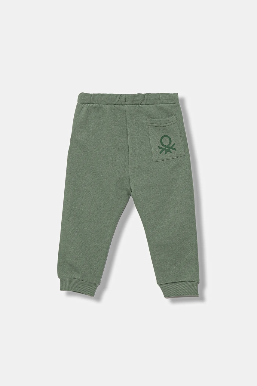 Детские хлопковые штаны United Colors of Benetton цвет зелёный однотонные 3J70GF010 Детские хлопковые штаны United Colors of Benetton цвет зелёный однотонные 3J70GF010