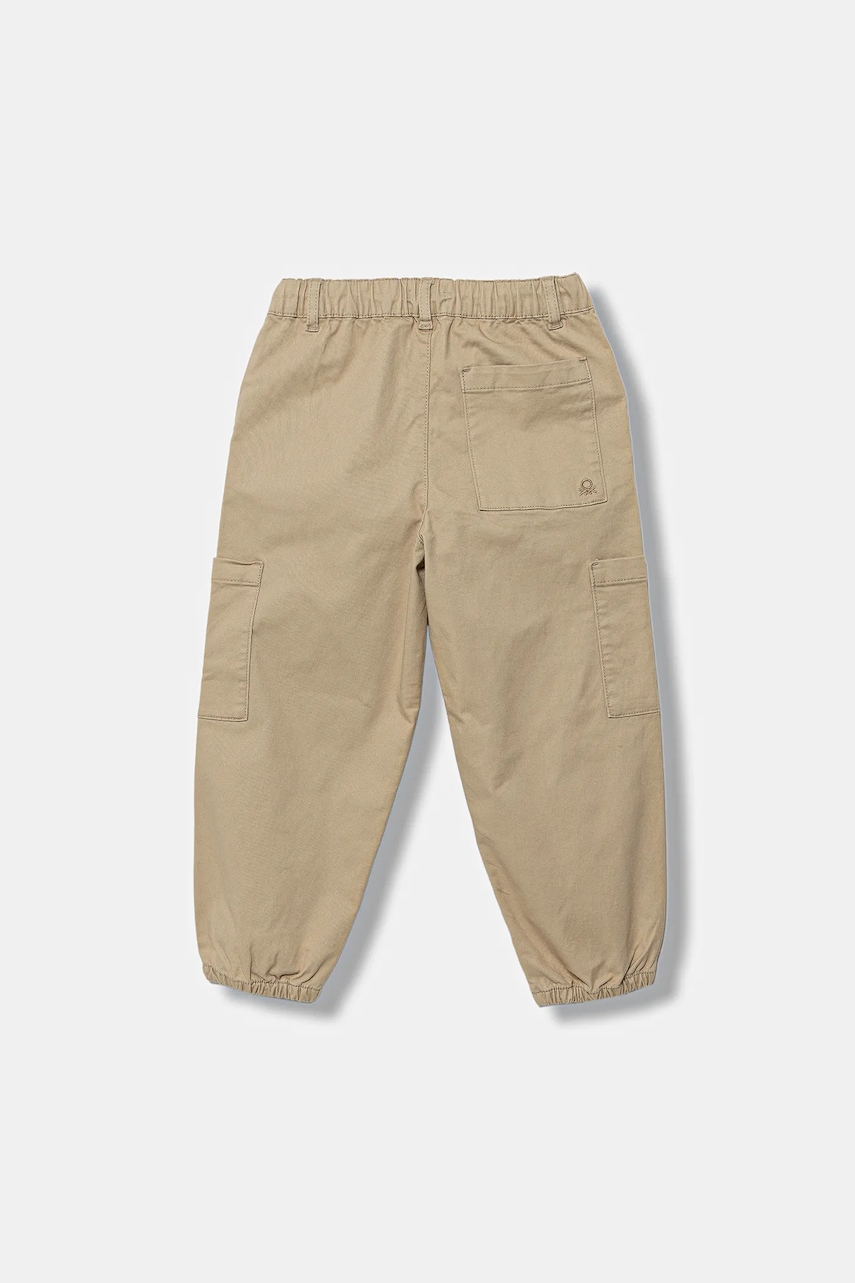 Детские брюки United Colors of Benetton цвет бежевый однотонные 4XZXGF01R Детские брюки United Colors of Benetton цвет бежевый однотонные 4XZXGF01R