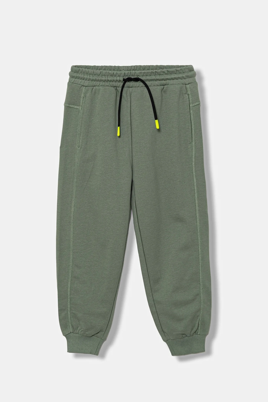 Levně Dětské bavlněné tepláky United Colors of Benetton zelená barva, s potiskem, 33NVCF06D