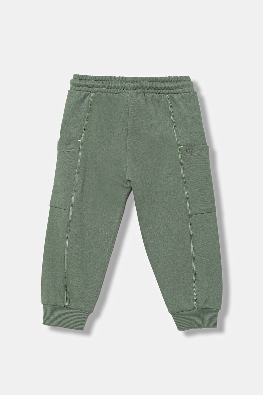 Детские хлопковые штаны United Colors of Benetton цвет зелёный однотонные 33NVGF052 Детские хлопковые штаны United Colors of Benetton цвет зелёный однотонные 33NVGF052