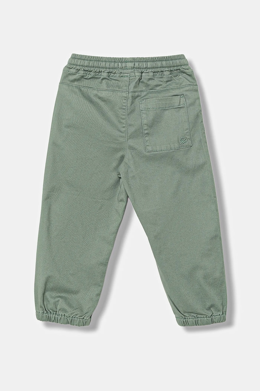 Детские брюки United Colors of Benetton цвет зелёный однотонные 4RHPGF021 Детские брюки United Colors of Benetton цвет зелёный однотонные 4RHPGF021