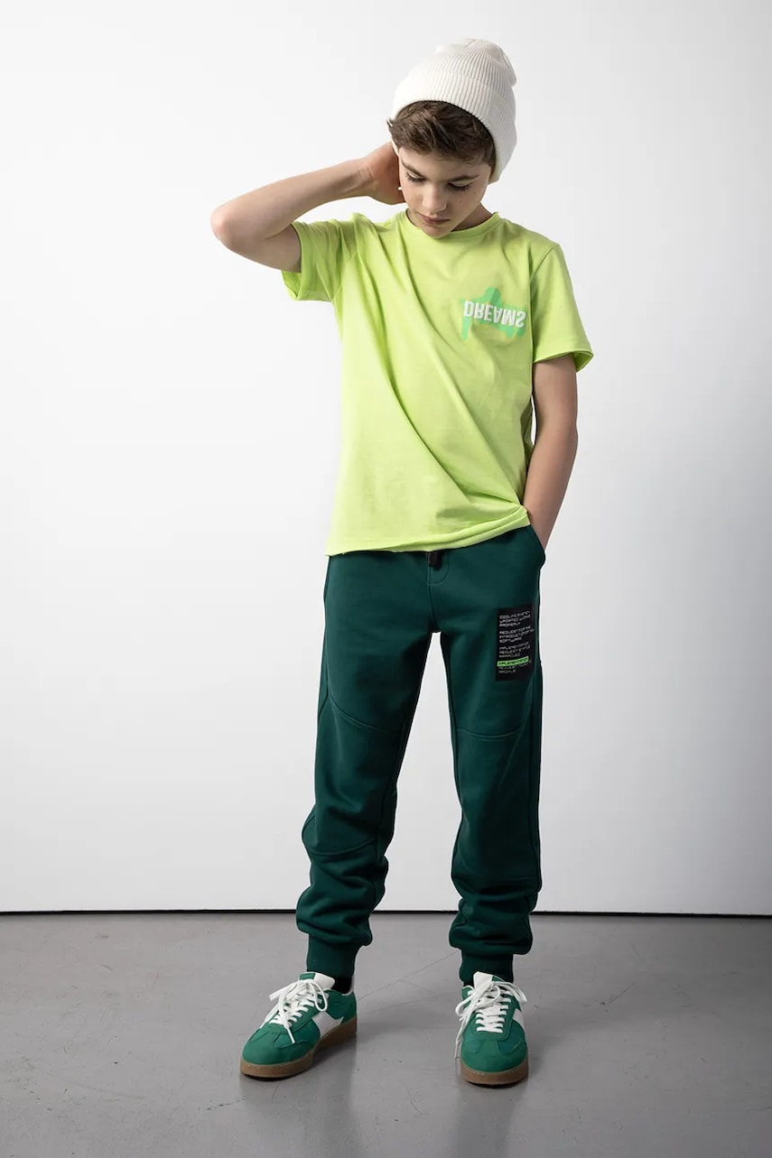 Levně Dětské tepláky Coccodrillo zelená barva, s potiskem, X-RAY VISION BOY JUNIOR