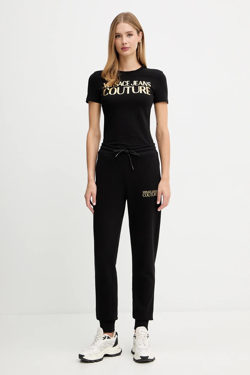Хлопковые спортивные штаны Versace Jeans Couture цвет чёрный с аппликацией 79HAAT06 CF01T Хлопковые спортивные штаны Versace Jeans Couture цвет чёрный с аппликацией 79HAAT06 CF01T
