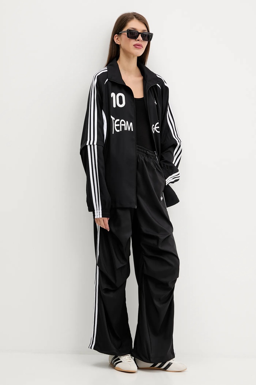 Спортивные штаны adidas Originals Trackpant цвет чёрный с аппликацией KE9790 Спортивные штаны adidas Originals Trackpant цвет чёрный с аппликацией KE9790