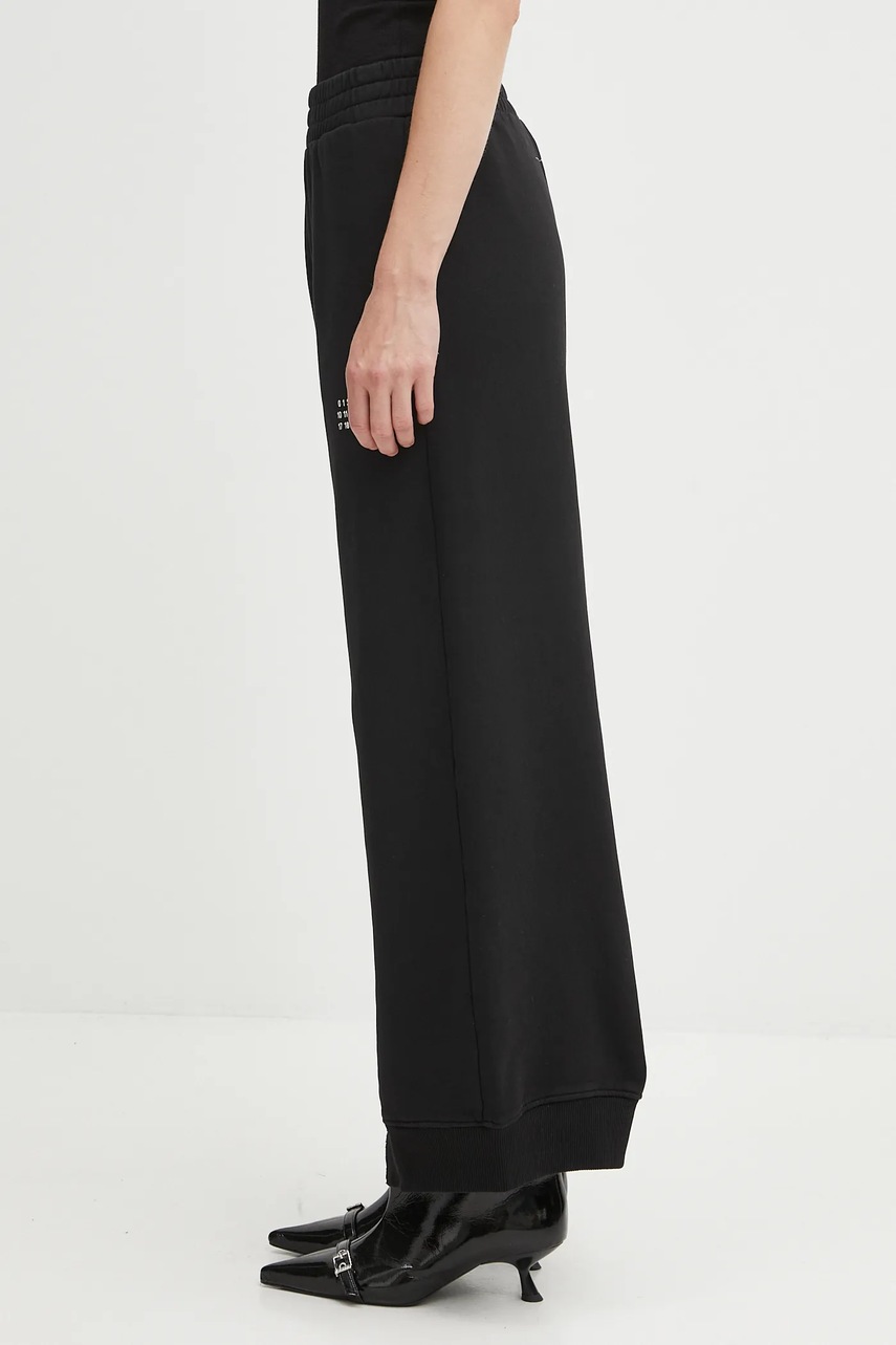 Хлопковые спортивные штаны MM6 Maison Margiela цвет чёрный однотонный S52KA0546.M25025.900 Хлопковые спортивные штаны MM6 Maison Margiela цвет чёрный однотонный S52KA0546.M25025.900