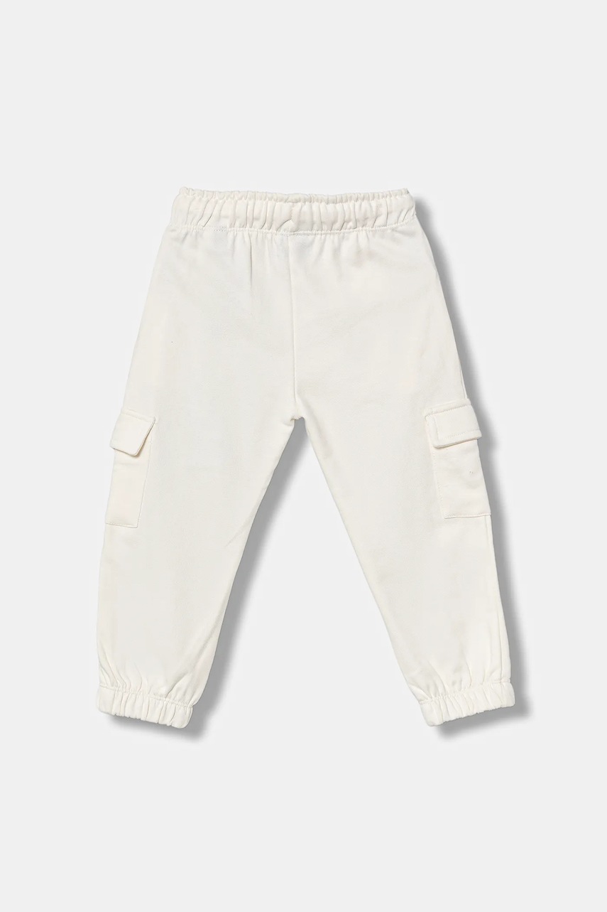 Детские хлопковые штаны Guess цвет бежевый с аппликацией K5YQ16 KA6R4