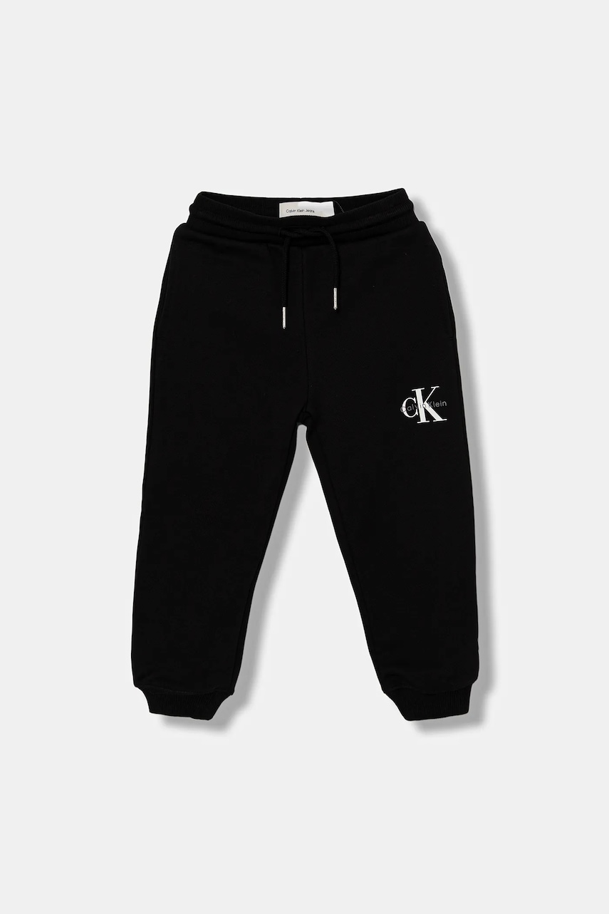 Levně Dětské tepláky Calvin Klein Jeans černá barva, s potiskem, IU0IU00713