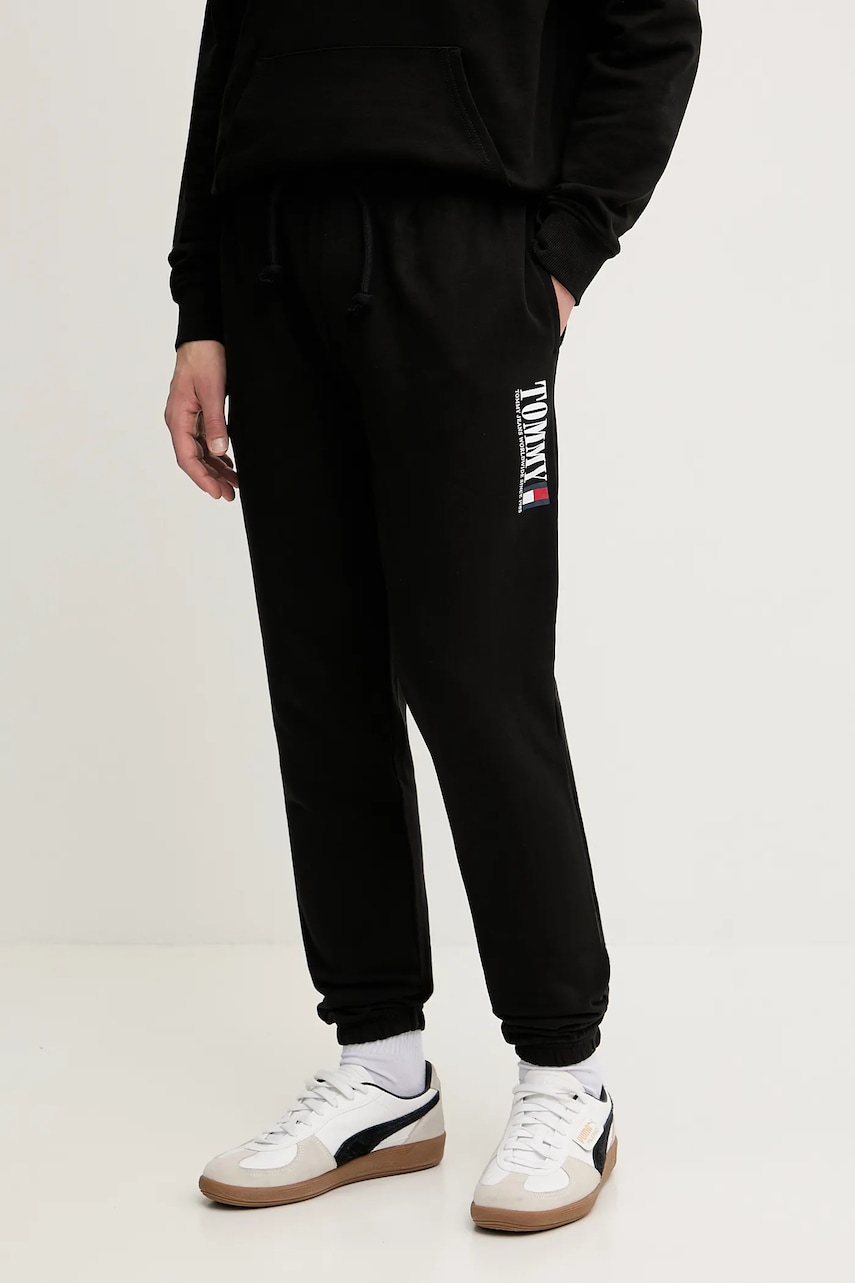 Tommy Jeans pantaloni de trening din bumbac culoarea negru, cu imprimeu, DM0DM22145
