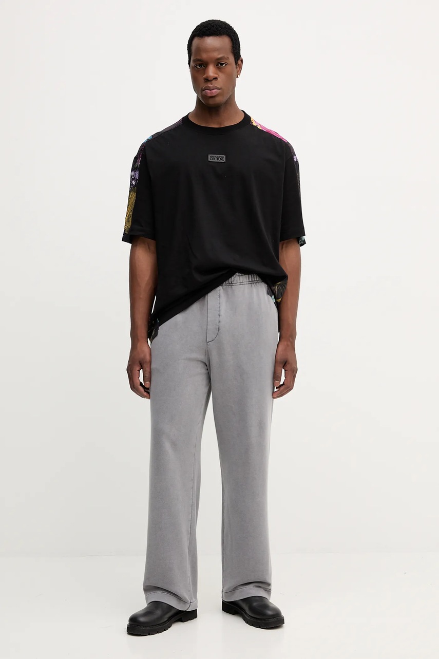 Хлопковые спортивные штаны Versace Jeans Couture цвет серый с аппликацией 79GAAE00 CF00E Хлопковые спортивные штаны Versace Jeans Couture цвет серый с аппликацией 79GAAE00 CF00E