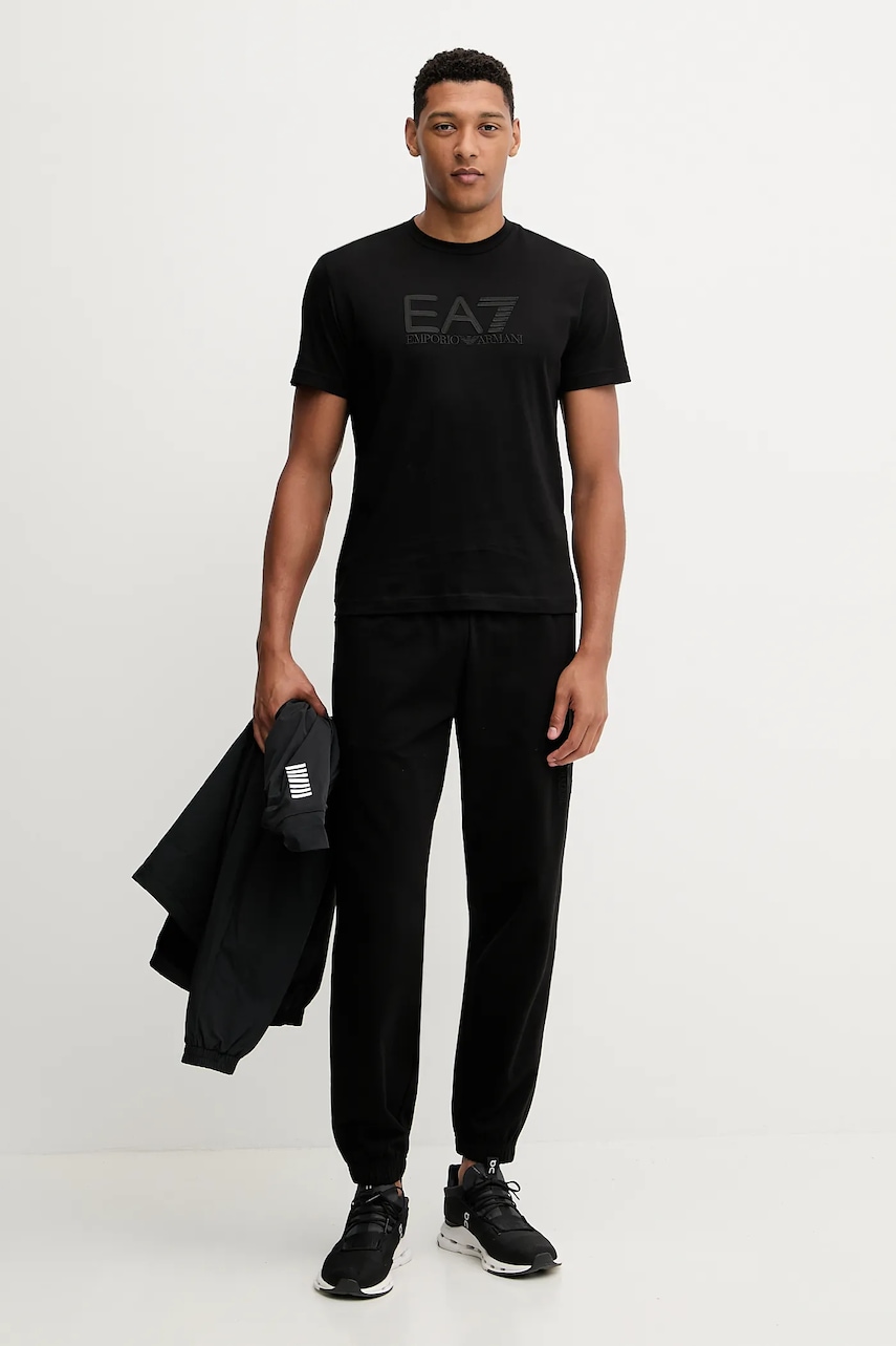 Хлопковые спортивные штаны EA7 Emporio Armani цвет чёрный с аппликацией AF13512.7M000906 Хлопковые спортивные штаны EA7 Emporio Armani цвет чёрный с аппликацией AF13512.7M000906