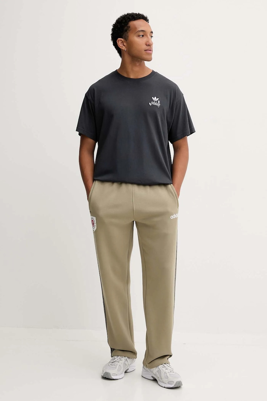 Спортивные штаны adidas Originals Mesh Stripe цвет зелёный с аппликацией JX3087 Спортивные штаны adidas Originals Mesh Stripe цвет зелёный с аппликацией JX3087