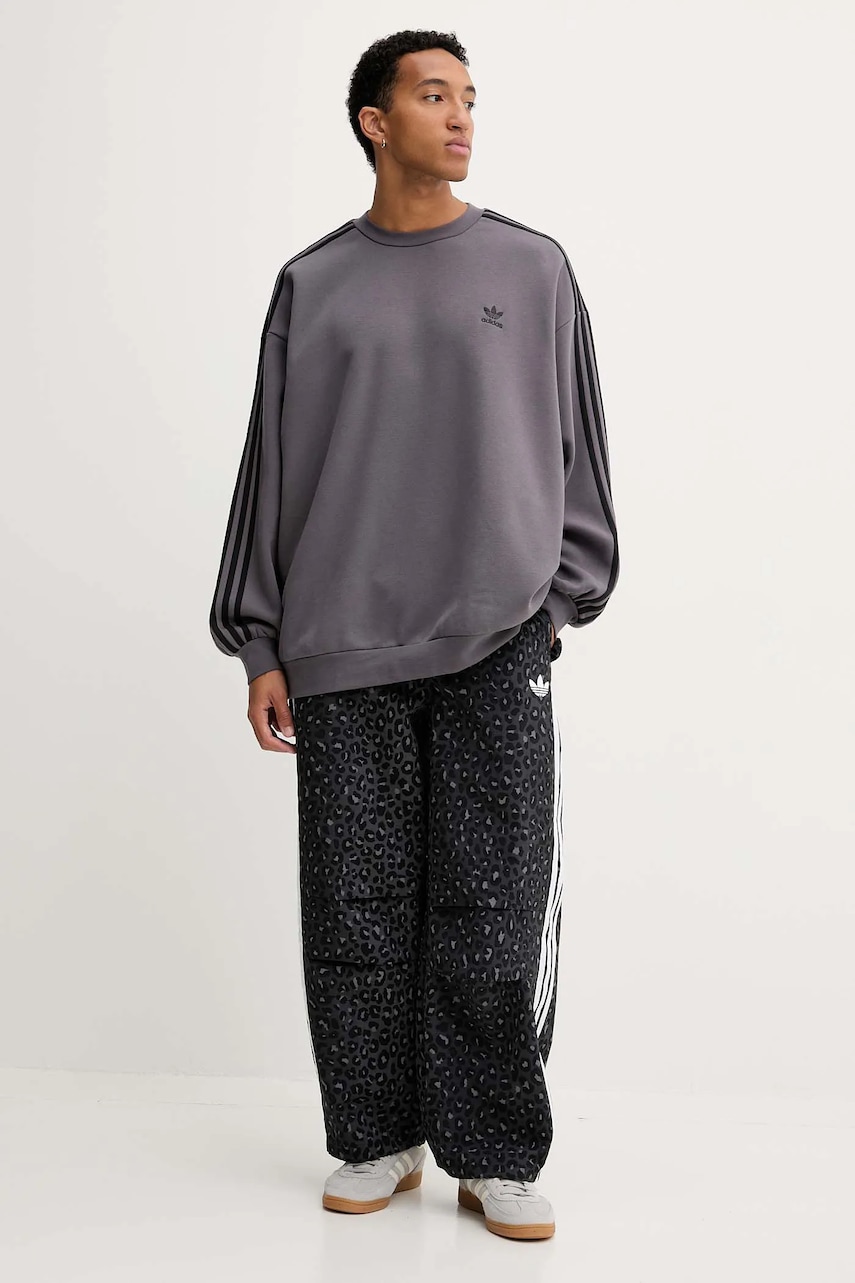 Спортивные штаны adidas Originals Leo цвет серый узор JV7564 Спортивные штаны adidas Originals Leo цвет серый узор JV7564