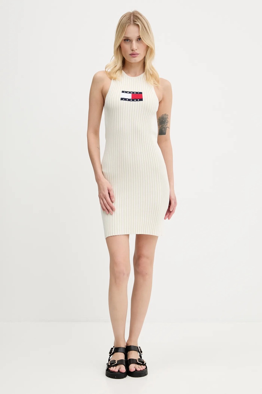 Платье Tommy Jeans цвет бежевый maxi облегающее DW0DW20877 Платье Tommy Jeans цвет бежевый maxi облегающее DW0DW20877