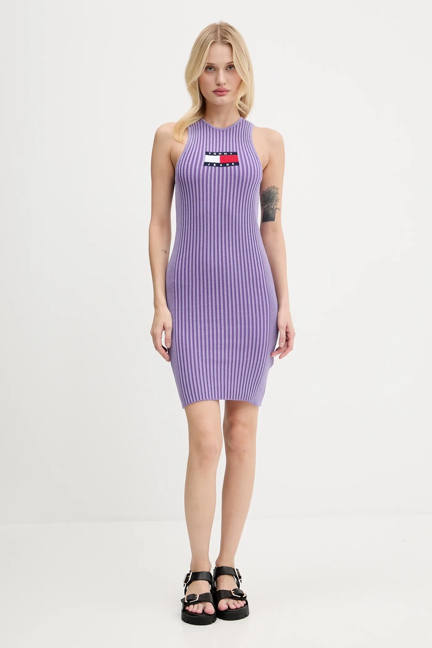 Платье Tommy Jeans цвет фиолетовый maxi облегающее DW0DW20877 Платье Tommy Jeans цвет фиолетовый maxi облегающее DW0DW20877